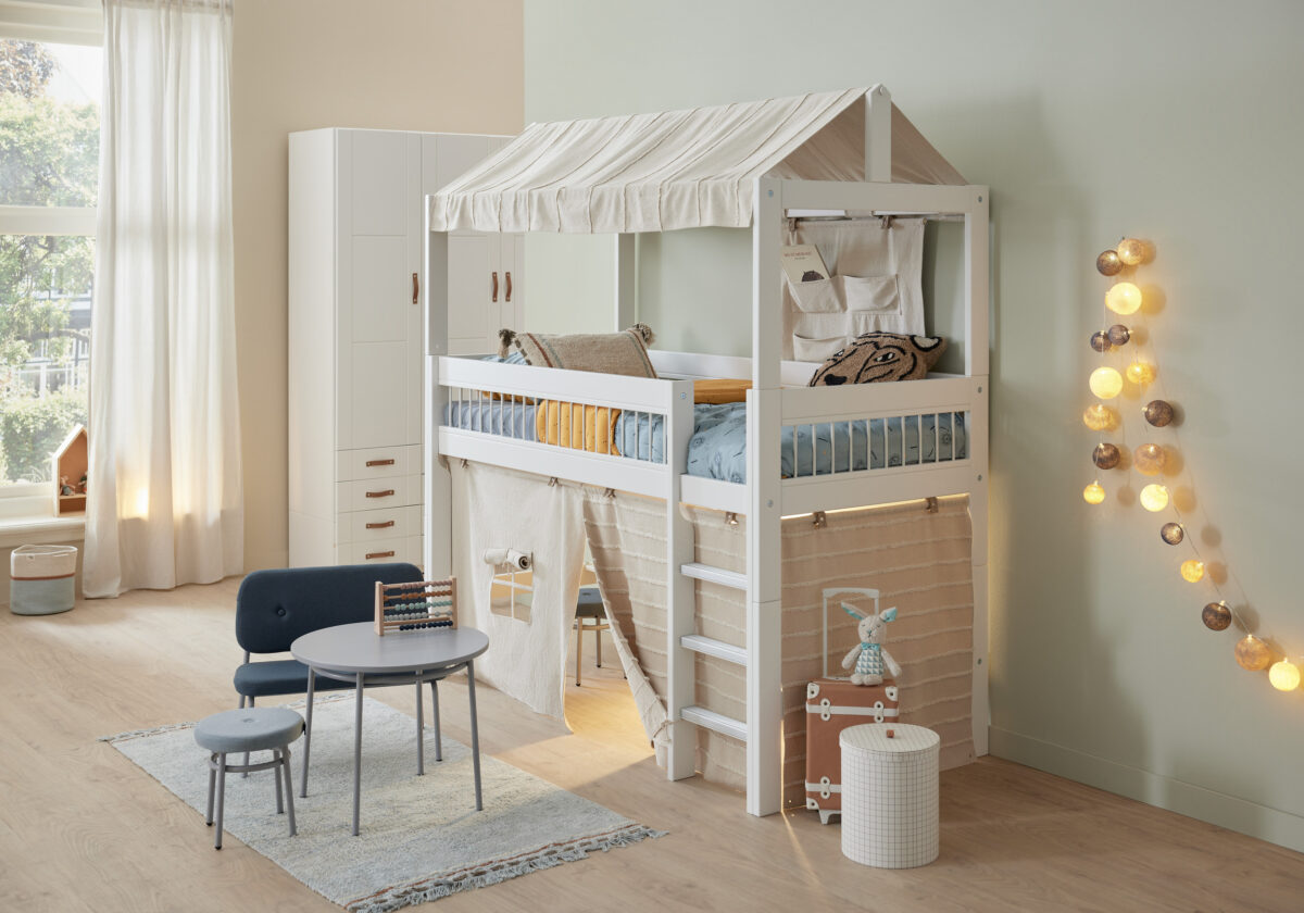 Semi high bed with straight ladder - Breeze