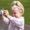 TheZoofamily_camera_unicorn_child_holding_camera_in_hands_in_garden Dječji fotoaparat Zoo Friends Jednorog