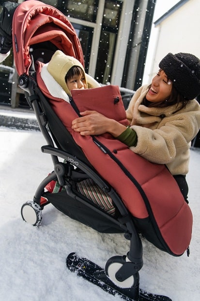 YOYO5 Seat, Berry. Footmuff. Skiis.