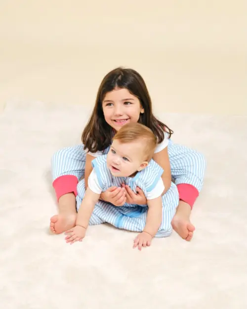 Naša vreća za spavanje za prijelazno vrijeme lagano je podstavljena i savršena za blaže mjesece u godini. Ova nježna vreća za spavanje nudi vašoj bebi iznimnu udobnost i mekan dodir. Podstavljeno punjenje pomaže u održavanju tjelesne temperature vašeg mališana tijekom cijele noći, potičući bolji san. Materijal: vanjski dio i podstava: 100% pamuk, punjenje: 100% poliester Karakteristike: Idealno za prostorije između 21ºC i 23ºC. Better Cotton Izrađeno od recikliranih materijala i certificirano prema GRS-u Uklonili smo upotrebu plastike u našoj ambalaži. Proizvodi testirani prema standardu: EN 16781:2018. Europski standard koji određuje sigurnosne zahtjeve i metode ispitivanja za vreće za spavanje. Održavanje: Jednostavno održavanje: perivo u perilici rublja (30º). Izbjegavajte sušilice s vrućim zrakom. Ne glačajte. bez rukava sleeping bag veličine