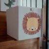 storage-square-box-chompy-the-lion (2) Sassi Junior spremnik za igračke Lavić