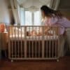 Stokke® Nighti™ Crib, Natural. Fitted Sheet Wild Rose Berries. Profile view. Stokke Nighti™ 3-u-1 krevet Natural