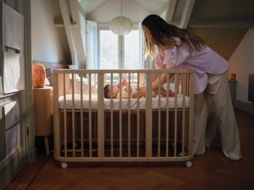 Stokke® Nighti™ Crib, Natural. Fitted Sheet Wild Rose Berries. Profile view. Stokke Nighti™ 3-u-1 krevet Natural